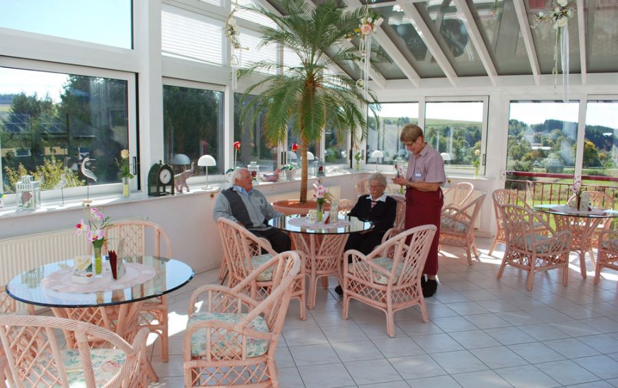 Bewohner im Wintergarten bestellen Cafe