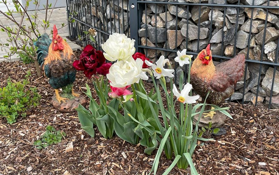Blumenbeet mit Osterdekoration