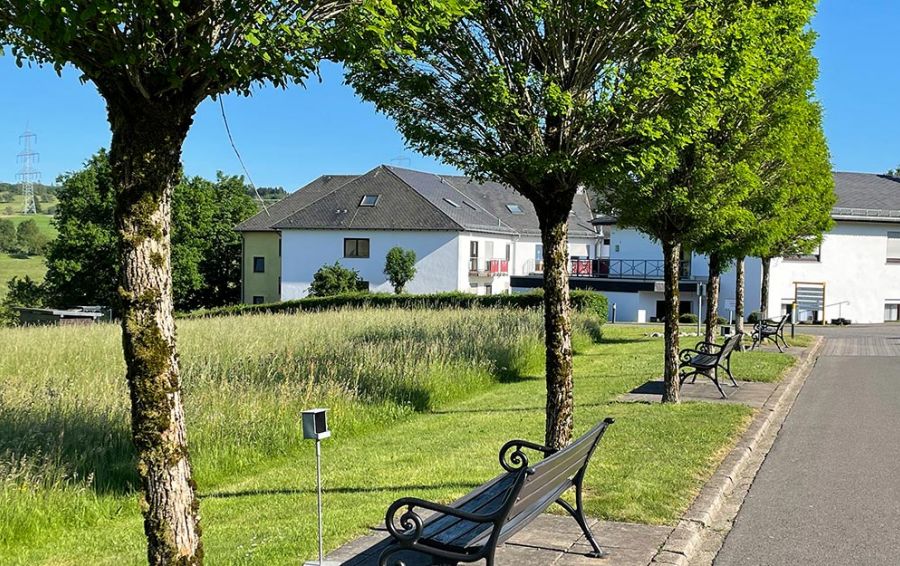 Aussenanlage mit Bänken 