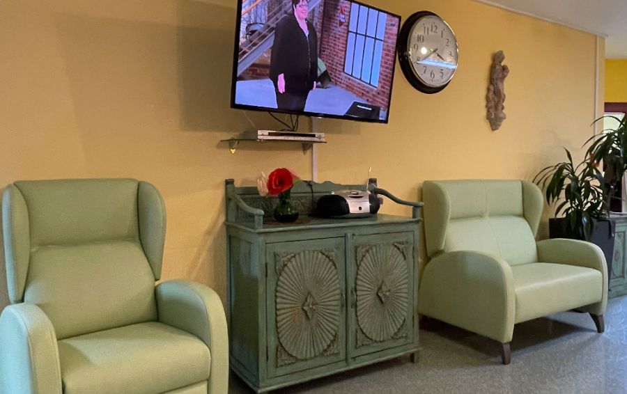 Sitzbereich für Bewohner mit Fernseher