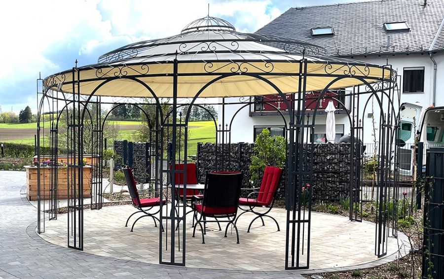 Pavillon im Sommer auf der Terrasse