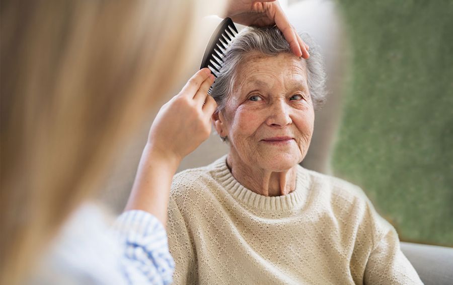 Haare kämmen einer Bewohnerin