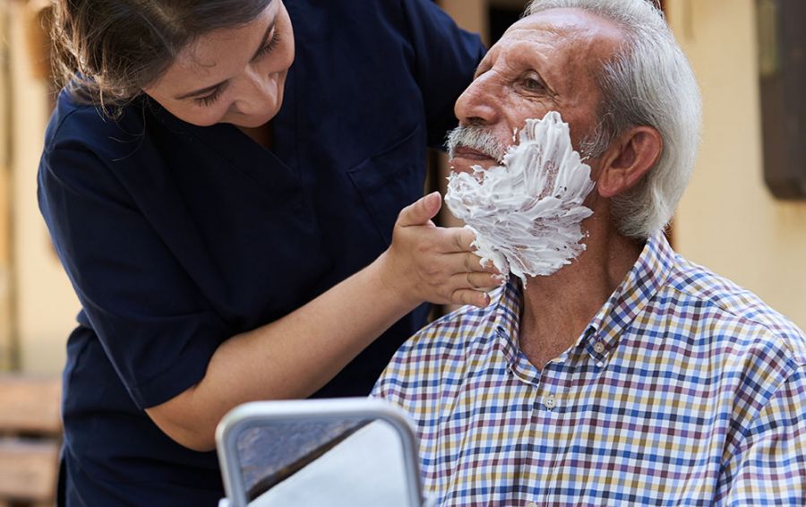 Bart Rasur bei einem Bewohner durch eine nette Mitarbeiterin